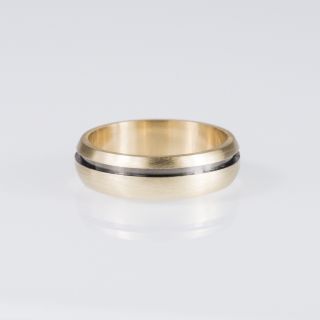 Ein maßgefertigter Herren-Ehering 🖤 Eine Kombination aus mattiertem 14-karätigem Gelbgold. Der Ring wird durch ein Detail...